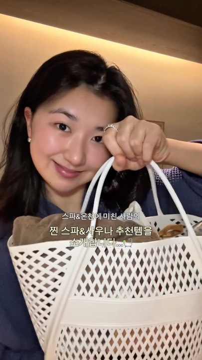 사우나… 다들 좋아하시죠? 저는 온천있는 동네에서 나고 자라서 매주 온천가던 온천 수저에요 … 🧖🏻‍♀️ 사우나 갈 때 무조건 챙기는 꿀템 탈탈 털어왔어요! 🛀

제가 아로마티카 찐팬인 건 오래 전부터 릴스랑 스토리에 올렸는데, 글쎄 #광고 를 받게 된 거에요…! 영광…🥹 (리필있고 성분 좋은 브랜드 최고🩵)

진심으로 좋아하는 만큼 오랜시간 엄선해서 사용하고 있는 제품들 소개해드려요.

1. 아로마티카 로즈마리 스칼프 샴푸
- 뿌리 볼륨 살리기 좋아요! 향기 좋고 세정력 좋아서 저는 늘 리필팩 쟁여두고 2년째 쓰고 있어요. 🌳

2. 아로마티카 듀얼 스칼프 케어 샴푸 브러쉬
- 두피 순환과 간단한 마사지에 좋은 샴푸 브러쉬! 저는 요걸루 림프 마사지도 함께 하곤 해요. 🪮

3. 문어괄사
- 작지만 야무진 문어 괄사…🐙 작은 부위까지 시원하게 풀어줄 수 있어서 좋아요!

4. 사우나 모자&1회용 헤어캡
- 사우나할 때 머릿결 많이 상하니까, 트리트먼트 바르고 캡쓰고 스팀하듯 사우나 모자까지 써주면 딱…💆🏻‍♀️

5. 아로마티카 로즈마리 PDRN 스칼프 세럼
- 태양 뜨거워지면서 요즘 두피가 넘 뜨거워요 🥹 두피 뜨거워지면 건조까지 당연히 따라오는데, 로즈마리 PDRN 스칼프 세럼과 함께하면 하루종일 건조했던 두피에 숨돌릴 틈을 줄 수 있어요 😊
(머리 건조 후 두피에 도포해주면 다음날까지도 향기로운 건 비밀…~*)

브러쉬로 두피 마사지하듯 풀어주면 진짜 극락…🩵
건조도 잡고, 탈모도 챙길 수 있는 일석이조템…!

지금 올영세일에서 33,000원에서 23,100원으로 30% 할인하고 있으니 요 제품 꼭 한번 사용해보세요!

6. 아로마티카 어웨이크닝 바디오일+돌고래 괄사 
- 뜨거운 여름에 꽁꽁 얼고싶다면 이거 꼭 구매하세요! 어웨이크닝 바디오일 있으면 에어컨 안 틀어도 돼요… 보습+붓기제거에도 좋아요! 🌬️🍃