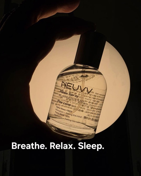 제품제공 | @neuvv_official 

하루 종일 신나게 놀아 몸은 피곤할 텐데, 
깊은 잠을 이루지 못하고 자다 깨는 딸아이를 보면 
늘 마음이 쓰였어요.

그래서 잠자기 전, 
베개에 뉴브 필로우 미스트를 뿌려주는 시간이 
아이들의 새로운 수면 루틴이 되었어요. 

꾸준히 사용하면서 아이가 잠드는 시간도 한결 빨라진 것 같고, 
뇌파안정 때문인지 밤중에 깨는 일도 줄어들어
제 마음도 편안해 졌어요🤍

저자극, 유기농 인증을 받은 100% 천연 아로마 오일로 만들어져 아이가 사용하는 공간에도 더욱 안심✨️

무엇보다 플라시보 효과가 아닌 
뇌파 임상을 완료했다는 점이 믿음이 갔어요.

NEUVV Relaxation&Calm Sleep Pillow Spray
- Pine Cone 🌲
마치 비 온 뒤 숲속을 걷는 듯한 
맑고 깨끗한 공기가 느껴지는 파인콘 향. 
은은한 소나무 향이 침실을 편안하게 채워줍니다.

아이와 함께 사용하는 수면 루틴으로도 추천합니다. 

오늘도 하루의 긴장을 내려놓고, 
🌜 Breathe. Relax. Sleep. 

#뉴브 #필로우미스트 #뇌파안정 #잠잘오는향 #수면아로마