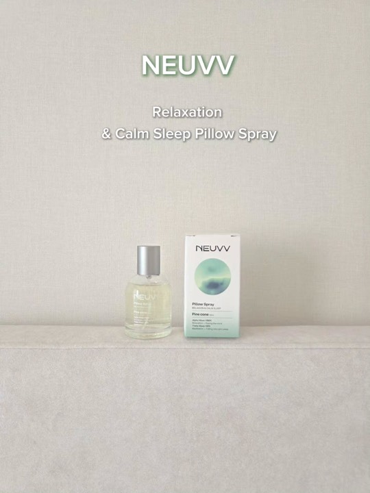 🌱 #제품제공 | NEUVV Relaxation & Calm Sleep Pillow Spray 

요즘 자기 전에 꼭 하는 루틴이 하나 생겼어요✨

숙면에 진심인 신랑도 만족한 
NEUVV Relaxation & Calm Sleep Pillow Spray 
– Pine cone🤍

잠들기 전 베개에 2~3번 뿌려두면 은은한 향이 퍼지면서 하루의 긴장이 조금씩 풀리는 기분이 들더라고요~
평소 누워도 생각이 많아 쉽게 잠들지 못하는 편인데 
향을 맡으며 천천히 호흡하는 시간을 가지니 하루를 편안하게 마무리하는 데 도움이 되는 느낌이에요!!

뇌과학을 바탕으로 개발된 제품이라는 점도 인상적이었고
100% 천연 오일을 사용한 은은한 향이라 향에 민감한 
우리 부부도 부담 없이 사용할 수 있었어요~
자극적이지 않고 자연스럽게 퍼지는 향이라 더욱 만족스럽더라고요 👍

자기 전은 물론 책을 읽거나 집에서 가볍게 명상하는 시간에도 
잘 어울려서 자주 손이 가는 아이템이 되었어요~~
요즘은 잠들기 전 NEUVV 향을 맡으며 하루를 차분하게 마무리하는 시간이 저희 부부의 작은 힐링이랍니다🤍

@neuvv_official

#뉴브 #NEUVV #필로우미스트 #뇌파안정