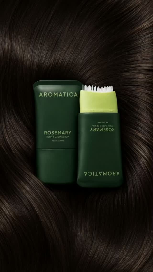 🌞 Ton cuir chevelu mérite peut-être autant d'attention que tes cheveux !

Le Rosemary PDRN Scalp Serum de chez @aromatica.global aide à prendre soin du cuir chevelu et à favoriser la pousse des cheveux grâce à son applicateur à microneedles.

🌿 Sa formule associe du PDRN, du Redensyl ainsi que de l'extrait et de l'huile de romarin.

🏆 Il a été nommé n°1 chez Olive Young en 2026.

✨ C'est disponible sur YesStyle avec mon code NANOUN13

📌 Collaboration commerciale produit offert

#aromatica #aromaticarosemary #aromaticapdrn #yesaromapdrn #LesBonsPlansDeNanou