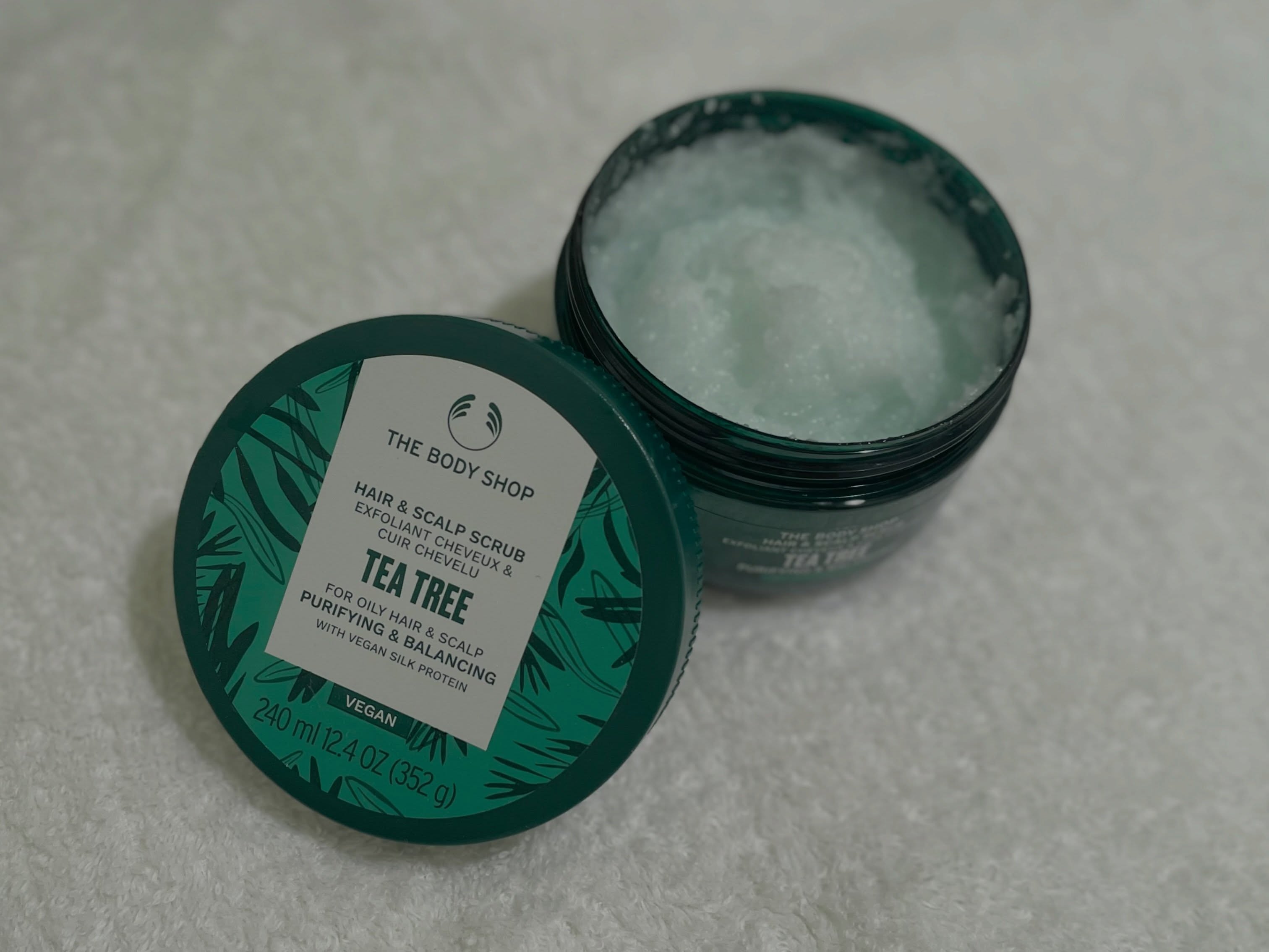 ▷▶︎▷▶︎ 481.
.
愛用中の夏のヘアケアアイテム🎐🌻.
1.THE BODY SHOP TEA TREE クリア&バランシング ヘアスクラブ
  ザクザクなソルトスクラブ入りの冷感シャンプー💠
夏は汗かいて頭皮ベタベタで普通のシャンプーでは洗いきれない汚れを本当にスッキリ洗えて個人的にはその後のトリートメントが浸透しやすくて髪の毛さらっさらになる✌🏻
匂いもめちゃくちゃ好み🫶🏻‪💚

2.AROMATICA ROSEMARY ルートエンハンサー&PDRNスカルプセラム
  こちらの2つはむーんぱわーさろん🌙のプレキャンでいただいたものなんだけどめちゃくちゃ良くてスカルプセラムはもう無くなりそうで個人的に買おうかなと思ってる✌🏻どちらもローズマリーのいい匂いでスッキリ爽快！スカルプセラムのヘッドについてるブラシマッサージャーが頭皮にフィットしてムラなく伸ばせる🪮
.
3.HAHONICO LEVULI ヘアローション
  これはお風呂上がりタオルドライした後に毛先中心にスプレーしてドライヤーするとまとまってくれる👌🏻
ちょっと癖のある甘めな匂いで私は好みの匂い☺️
.
4.THE BODY SHOP GRAPESEED グロッシング セラム
  紫外線浴びてダメージが気になる時は絶対これ！まとまるのにベタベタしなくてグレープフルーツのいい匂い🍋
朝バタバタでヘアセットする時間ない時、これ付ければなんとかなる！笑
.
5.ReFa イオンケアブラシ
イオンプレート付き、シャンプー時でもヘアセットでも使える万能ブラシ✨️
ピンが程よい硬さでお気に入り🫶🏻専用のスタンドも付いてるから便利だよ🌼
.
#ヘアケア #スカルプケア #お気に入りアイテム #むーんぱわーさろん