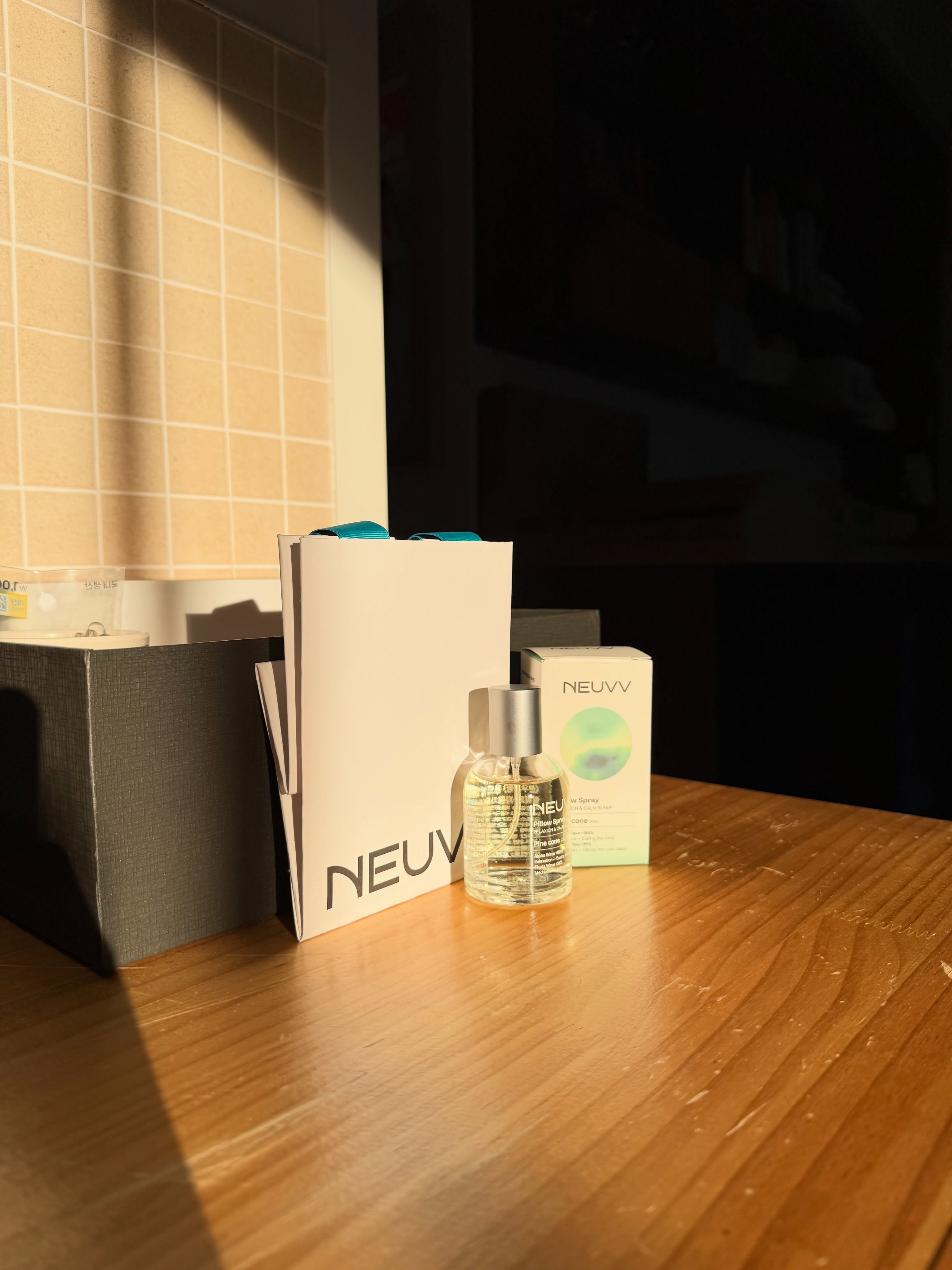 요즘 나의 최애템🤍

저는 수련, 수업, 명상에 들어 가기 전 깊은 이완과 심신 안정을 위해 
NEUVV Relaxation & Calm Sleep 
Pillow Spray – Pine cone을 사용해 보았습니다.

무당·저자극·유기농 인증을 받은 100% 천연 오일이라 부담 없이 사용할 수 있었고, 은은한 숲의 향이 호흡을 한층 깊고 부드럽게 이끌어 주었습니다. 몸의 긴장이 조금씩 풀리듯 마음도 서서히 고요해지는 느낌이랄까💕

몸에 무언가를 더하는 것보다, 한 번의 깊은 호흡이 더 큰 휴식이 될 때가 있습니다. 잠들기 전 가볍게 톡톡 뿌려보세요🌿

@neuvv_official 

#뉴브 #NEUVV #필로우미스트 #뇌파안정 #수면아로마