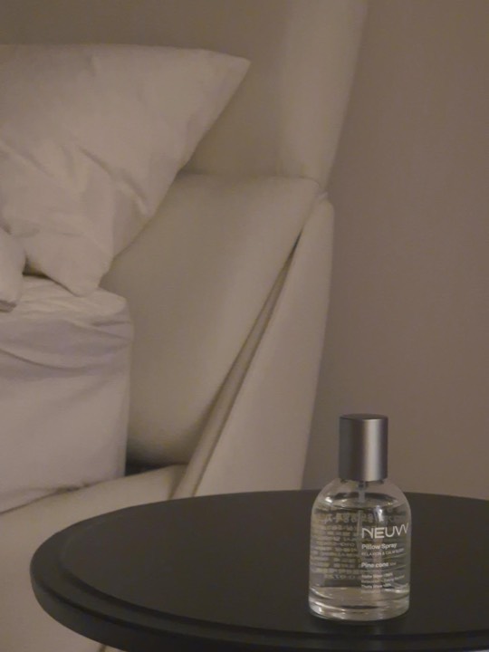 제품제공 | NEUVV 
Relaxation & Calm Sleep Pillow Spray - Pine cone 🌲

요즘 잠들기 전 침실 분위기를 조금 더 편안하게 만들어주고 있어요🌙

베개에 가볍게 뿌려주면 은은하게 퍼지는 향 덕분에 잠들기 전 루틴으로 사용하기 좋더라고요.

Pine cone은
🍃 페퍼민트 & 라임
🌿 로즈마리 & 시베리안 퍼
🌲 시더우드
이 조합으로 깊고 차분한 우디 계열의 향이 느껴져요.

특히 자기 전 은은한 향을 좋아하는 분들이라면 부담 없이 사용하기 좋을 것 같아요.
저는 침실에서 잠들기 전 가볍게 뿌려주고 하루를 마무리해보려고요☺️

뉴브는 뇌과학자들이 모여 뇌파 임상 연구를 바탕으로 수면 루틴을 연구하는 브랜드라고 해요.
피로한 하루 끝, 잠들기 전 나만의 작은 루틴이 필요한 분들께 추천해요🤎

@neuvv_official