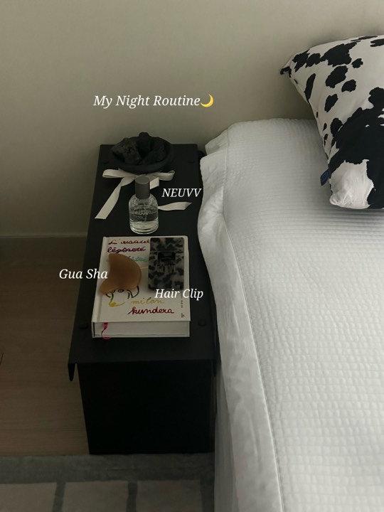 (제품제공)

요즘 자기 전 루틴으로 사용하고 있는 
뉴브 필로우미스트 ✔️

잠들기 전 베개에 가볍게 뿌려주면 은은하게 향이 퍼져서 좋았어요.

저는 Emma cook 향을 사용해봤는데, 
편안한 향 덕분인지 잠들기 전 긴장도 조금 풀리는 느낌이고, 
개인적으로는 잠이 빨리 오고 기분 좋게 잠들 수 있어서 만족하면서 사용하고 있습니다🤎

NEUVV Relaxation & Calm Sleep Pillow Spray - Emma cook

@neuvv_official

#뉴브 #NEUVV #필로우미스트 #뇌파안정 #수면아로마