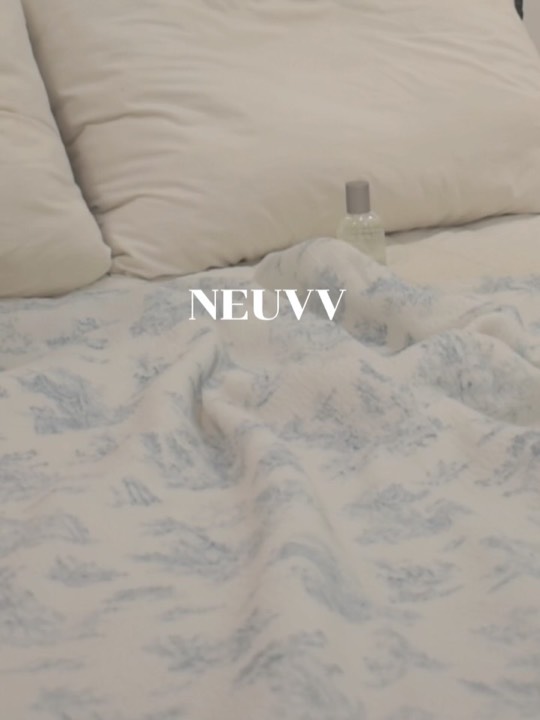 | 제품제공
저는 원래 머리만 대면 쿨쿨자는 사람이에요 😴
그랬던 제가 요즘 잠을 잘 못자요 ..
잠 잘자는 게 얼마나 복인지 절실히 느끼는 중이라
저의 최대 관심사는 숙면인데요 🛌
⠀⠀⠀⠀⠀⠀⠀⠀⠀⠀⠀⠀⠀⠀⠀⠀⠀ 
이런 저의 고민을 뉴브(@neuvv_official)와 함께하며
해결해나가는 중인데 꽤 만족스럽다 느끼고 있어요
뉴브 필로우미스트는 향이 두가지인데
저는 Emma cook 사용중이고 포근한 향이라 좋아요 🍃

뇌파 데이터를 기반으로 설계한 저의 수면 루틴 아이템
NEUVV 필로우미스트는 플라시보가 아니에요 -
뇌과학자들이 모여 만든 뉴브는 임상실험을 완료했거든요
잠들기 전, 뉴브와 함께 해보는 건 어떠세요?

#뉴브 #NEUVV #필로우미스트 #뇌파안정 #수면아로마